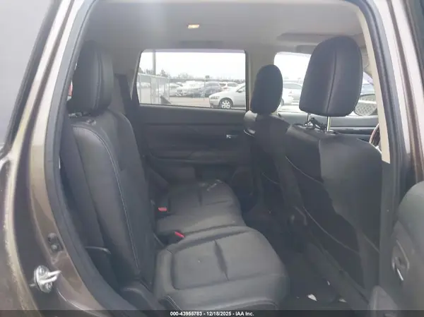 JA4AD3A37HZ060233 2017 MITSUBISHI OUTLANDER - Image 8