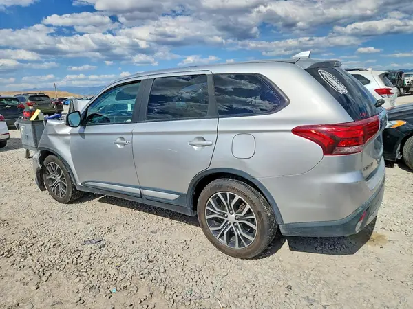 JA4AD3A37JZ023639 2018 MITSUBISHI OUTLANDER - Image 2