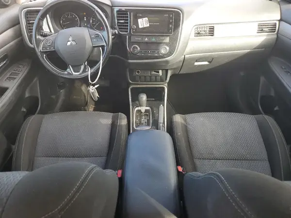 JA4AD3A38HZ009078 2017 MITSUBISHI OUTLANDER - Image 8