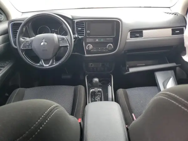 JA4AD3A38HZ010618 2017 MITSUBISHI OUTLANDER - Image 8