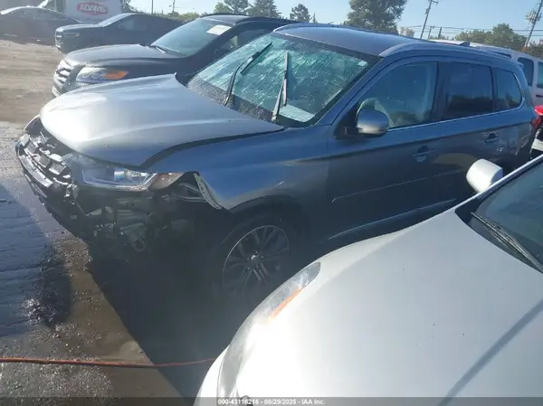 JA4AD3A38HZ015978 2017 MITSUBISHI OUTLANDER - Image 2