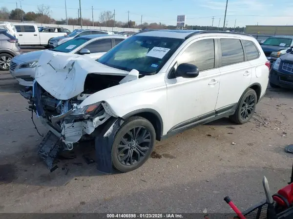 JA4AD3A38JZ051403 2018 MITSUBISHI OUTLANDER - Image 2