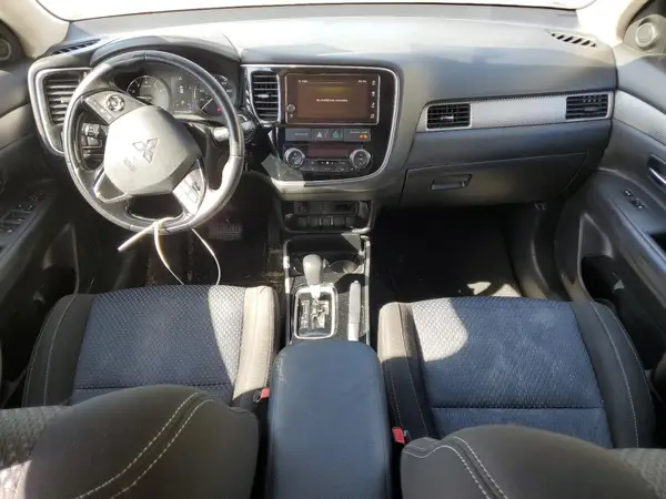 JA4AD3A39HZ070648 2017 MITSUBISHI OUTLANDER - Image 8