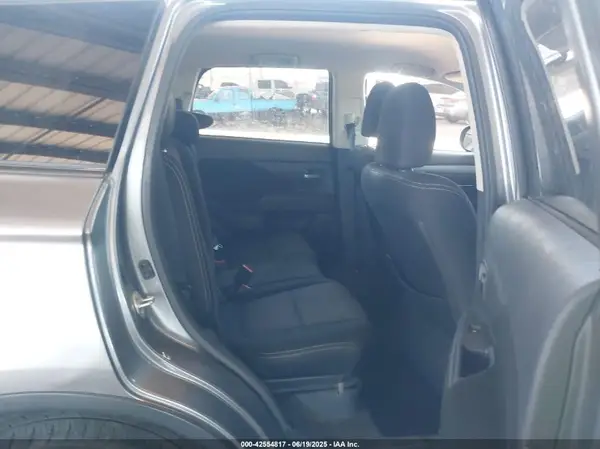 JA4AD3A39JZ022427 2018 MITSUBISHI OUTLANDER - Image 8