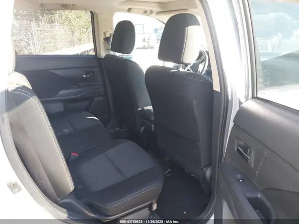 JA4AD3A3XHZ050201 2017 MITSUBISHI OUTLANDER - Image 8