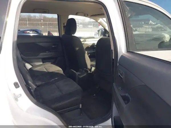 JA4AD3A3XJZ016782 2018 MITSUBISHI OUTLANDER - Image 8