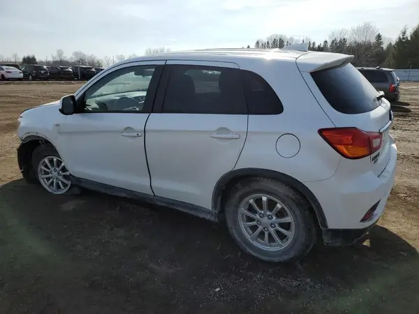 JA4AJ3AU2JU600429 2018 MITSUBISHI OUTLANDER - Image 2