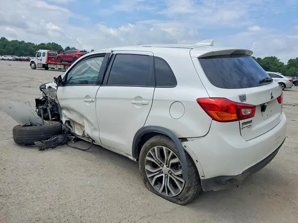 JA4AP3AU0HZ001315 2017 MITSUBISHI OUTLANDER - Image 2