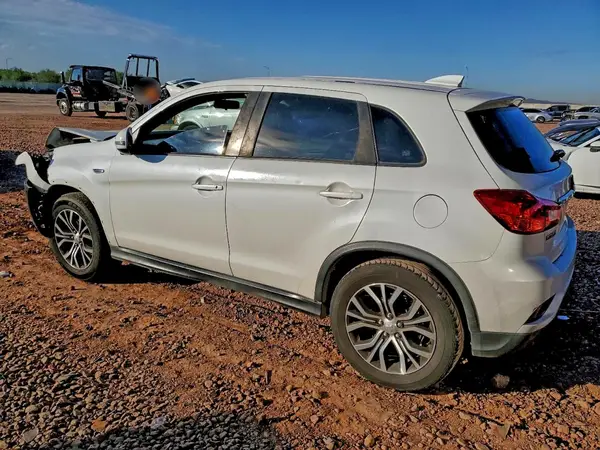 JA4AP3AU0JU009532 2018 MITSUBISHI OUTLANDER - Image 2