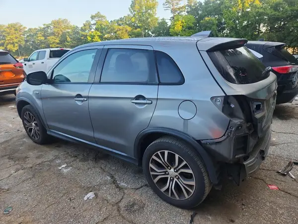 JA4AP3AU1JU021284 2018 MITSUBISHI OUTLANDER - Image 2