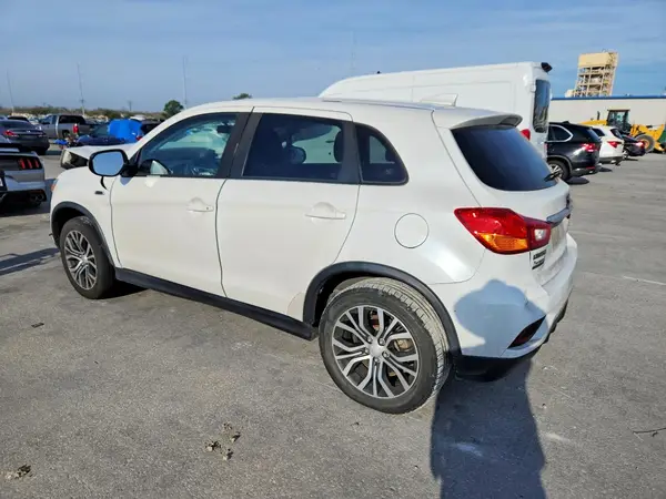 JA4AP3AU1JU021849 2018 MITSUBISHI OUTLANDER - Image 2