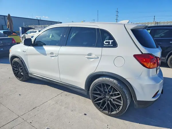 JA4AP3AU1JU025190 2018 MITSUBISHI OUTLANDER - Image 2