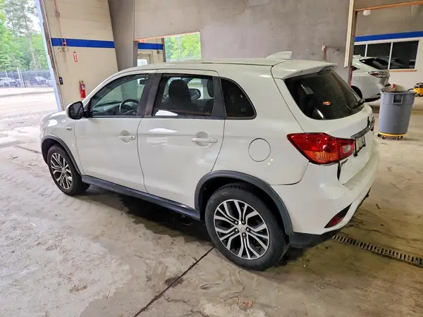 JA4AP3AU1JZ002950 2018 MITSUBISHI OUTLANDER - Image 2