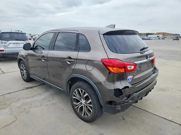 JA4AP3AU1JZ008683 2018 MITSUBISHI OUTLANDER - Image 2