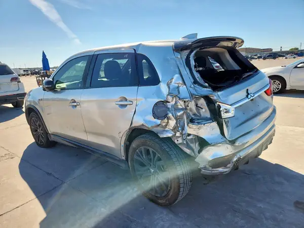 JA4AP3AU2JU005093 2018 MITSUBISHI OUTLANDER - Image 2