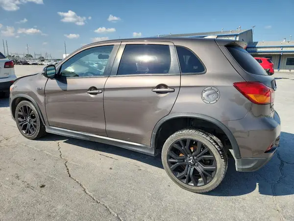 JA4AP3AU2JU010519 2018 MITSUBISHI OUTLANDER - Image 2