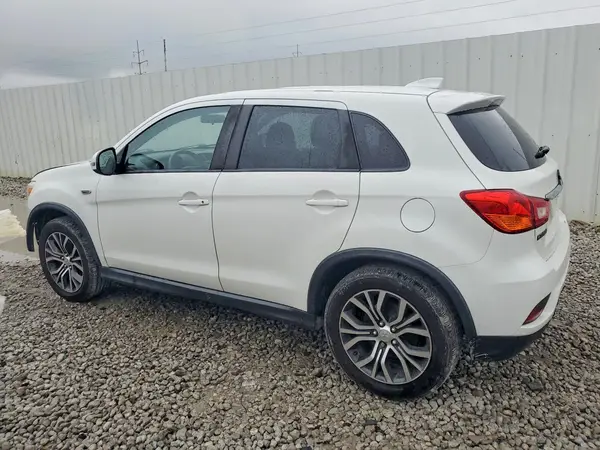 JA4AP3AU2JU024209 2018 MITSUBISHI OUTLANDER - Image 2