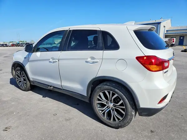 JA4AP3AU2JZ017893 2018 MITSUBISHI OUTLANDER - Image 2