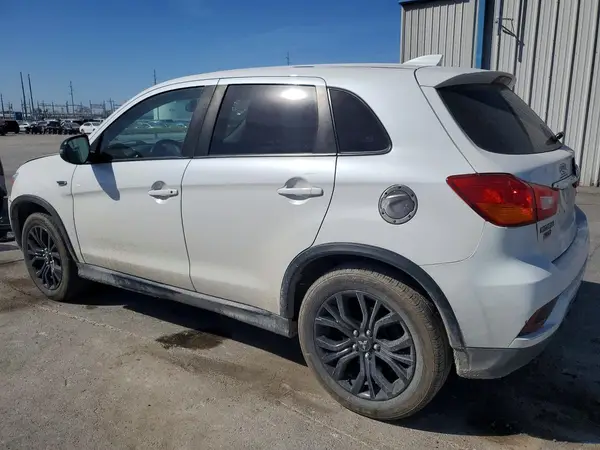 JA4AP3AU2JZ024830 2018 MITSUBISHI OUTLANDER - Image 2