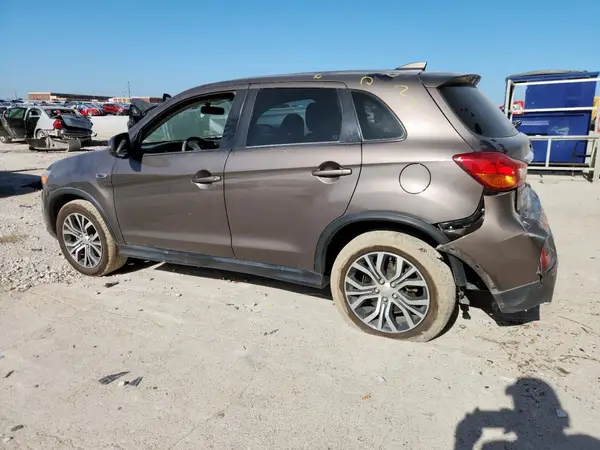 JA4AP3AU3JU010528 2018 MITSUBISHI OUTLANDER - Image 2
