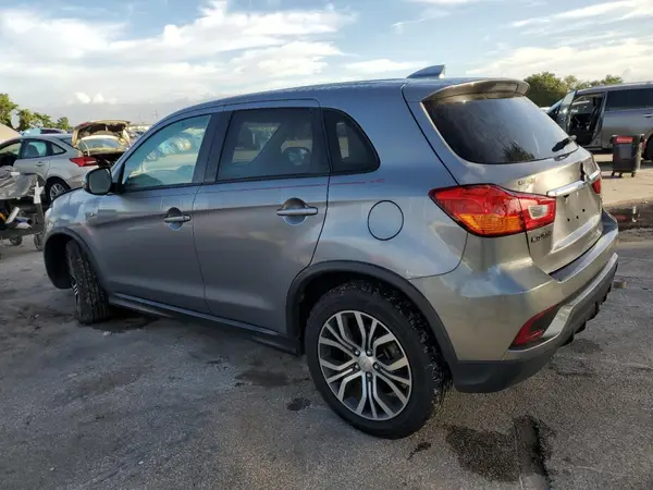 JA4AP3AU3JU019651 2018 MITSUBISHI OUTLANDER - Image 2