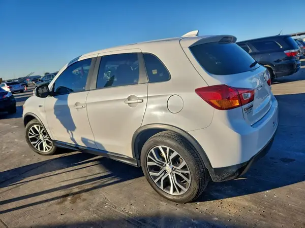 JA4AP3AU4HZ047052 2017 MITSUBISHI OUTLANDER - Image 2