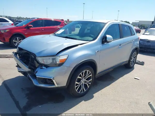 JA4AP3AU4HZ061792 2017 MITSUBISHI OUTLANDER - Image 2