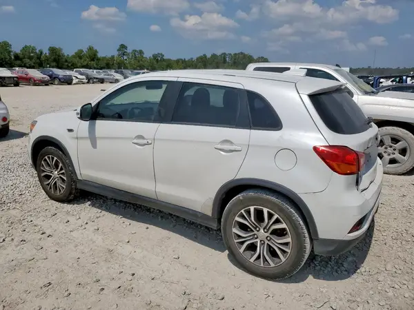 JA4AP3AU4JU009422 2018 MITSUBISHI OUTLANDER - Image 2