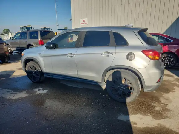 JA4AP3AU4JZ025297 2018 MITSUBISHI OUTLANDER - Image 2