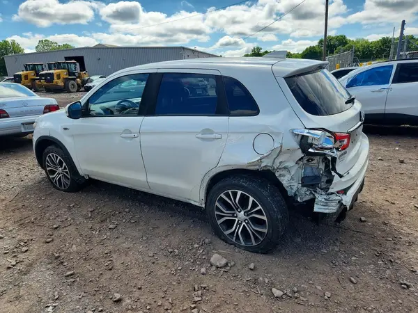 JA4AP3AU5JU023314 2018 MITSUBISHI OUTLANDER - Image 2