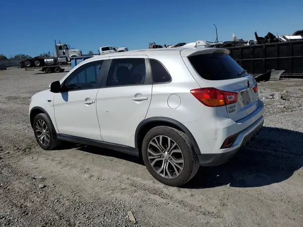 JA4AP3AU5JZ001929 2018 MITSUBISHI OUTLANDER - Image 2