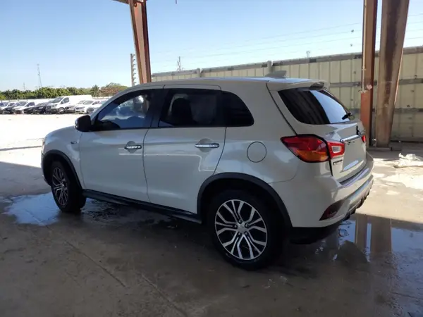 JA4AP3AU5JZ011425 2018 MITSUBISHI OUTLANDER - Image 2