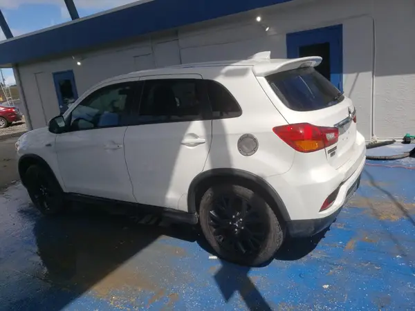 JA4AP3AU5JZ020853 2018 MITSUBISHI OUTLANDER - Image 2