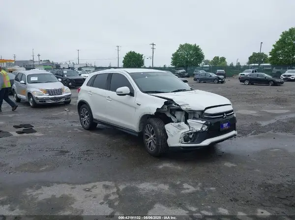JA4AP3AU6JU011611 2018 MITSUBISHI OUTLANDER - Image 1