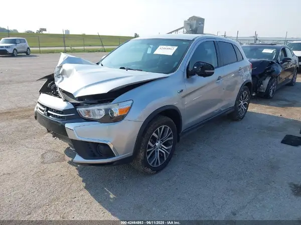 JA4AP3AU6JU022561 2018 MITSUBISHI OUTLANDER - Image 2