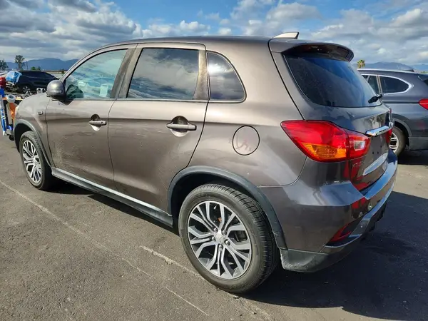 JA4AP3AU6JZ005830 2018 MITSUBISHI OUTLANDER - Image 2
