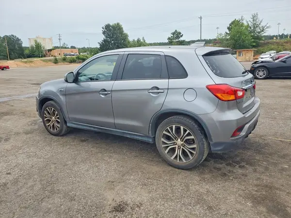 JA4AP3AU6JZ032879 2018 MITSUBISHI OUTLANDER - Image 2
