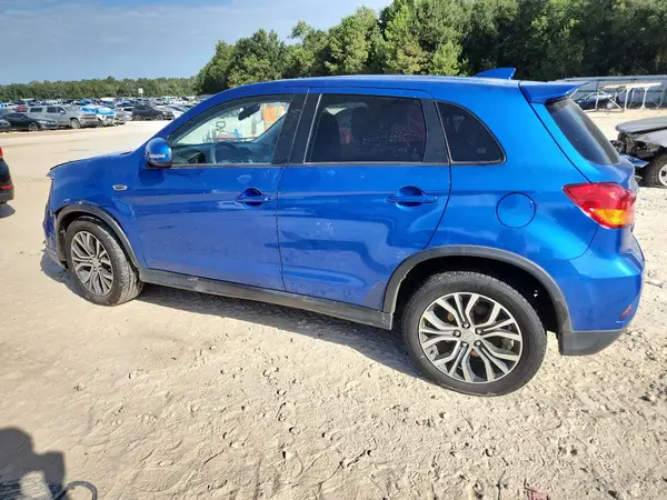 JA4AP3AU7JU019605 2018 MITSUBISHI OUTLANDER - Image 2