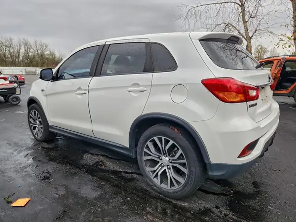 JA4AP3AU7JU021726 2018 MITSUBISHI OUTLANDER - Image 2