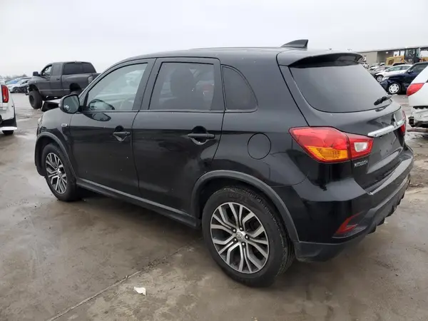 JA4AP3AU7JU021757 2018 MITSUBISHI OUTLANDER - Image 2