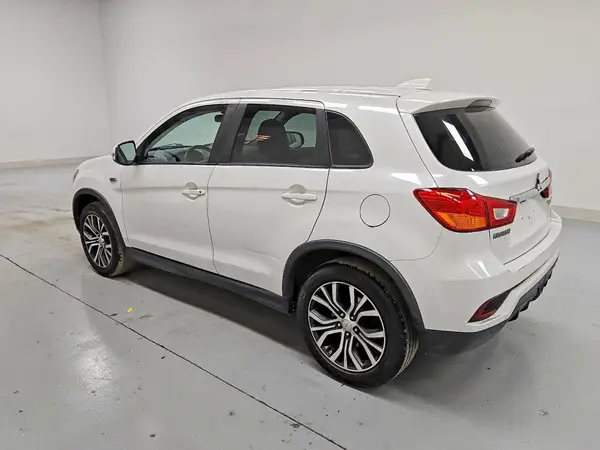 JA4AP3AU7JU022102 2018 MITSUBISHI OUTLANDER - Image 2
