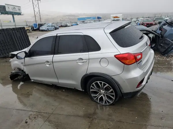 JA4AP3AU7JU025128 2018 MITSUBISHI OUTLANDER - Image 2