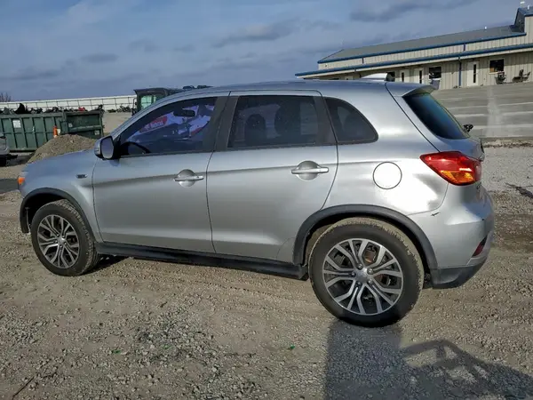 JA4AP3AU7JZ000734 2018 MITSUBISHI OUTLANDER - Image 2