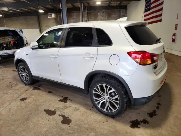 JA4AP3AU8HZ067868 2017 MITSUBISHI OUTLANDER - Image 2