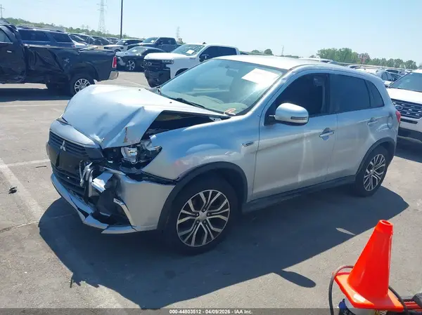JA4AP3AU8HZ070737 2017 MITSUBISHI OUTLANDER - Image 2