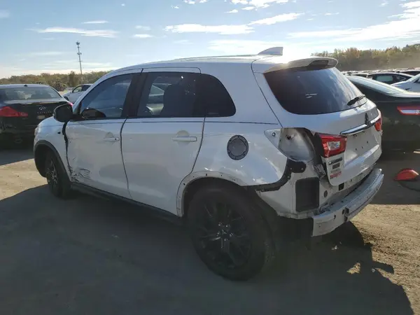 JA4AP3AU8JU003509 2018 MITSUBISHI OUTLANDER - Image 2