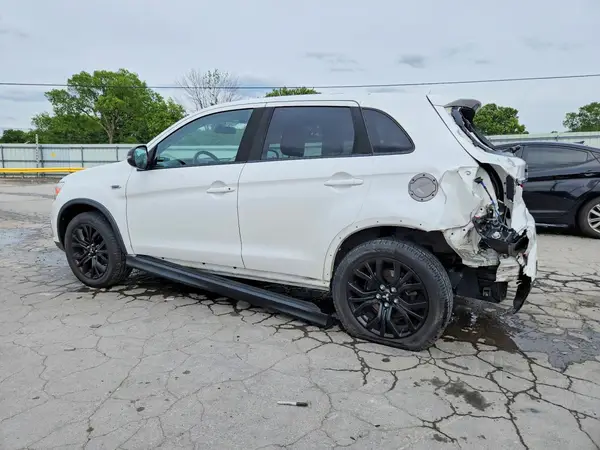 JA4AP3AU8JU004997 2018 MITSUBISHI OUTLANDER - Image 2
