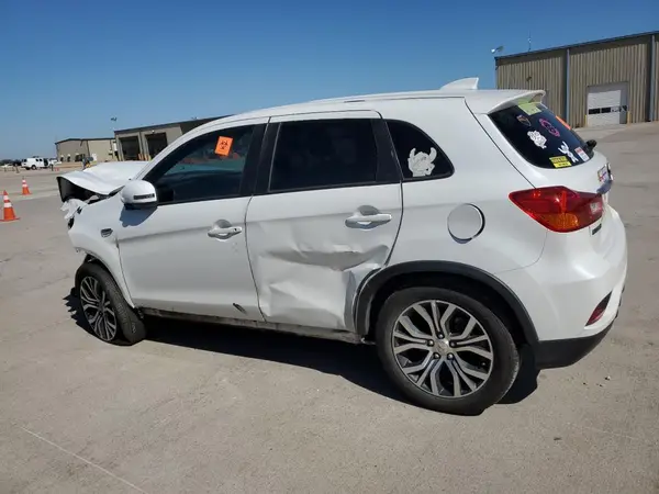 JA4AP3AU8JU010864 2018 MITSUBISHI OUTLANDER - Image 2