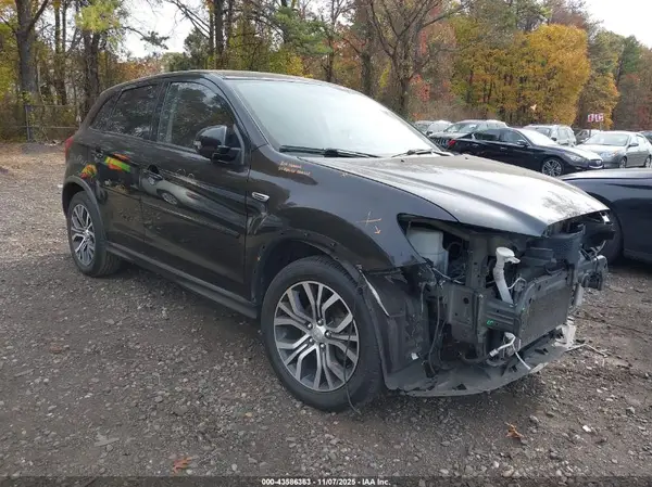 JA4AP3AU8JU019368 2018 MITSUBISHI OUTLANDER - Image 1