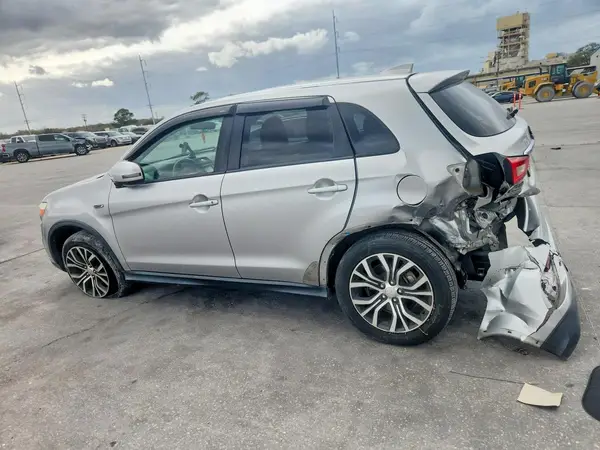 JA4AP3AU8JZ008180 2018 MITSUBISHI OUTLANDER - Image 2